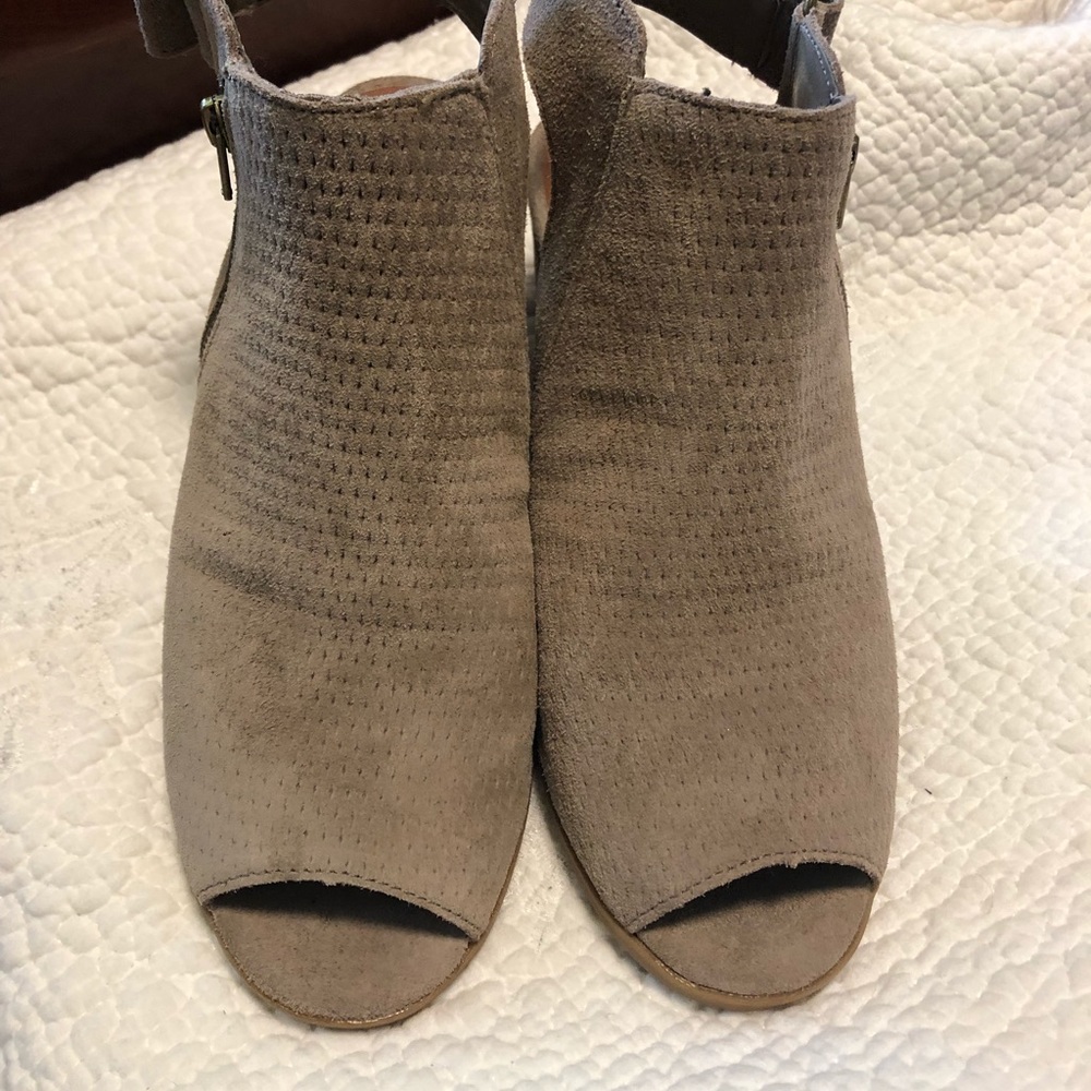 Ladies Baretraps size 7 shooties